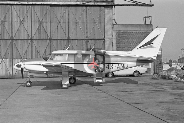 4X-ANU Piper Pa-31 Navajo, Luton 1970