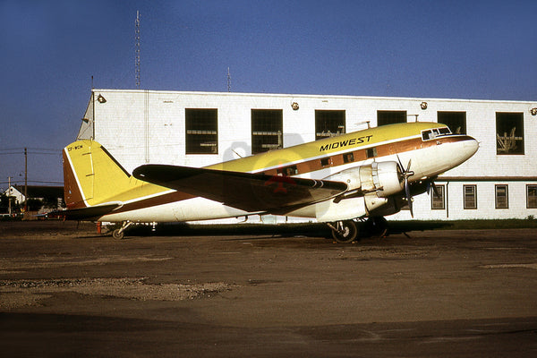 CF-WCM  Douglas DC-3, Midwest Aviation