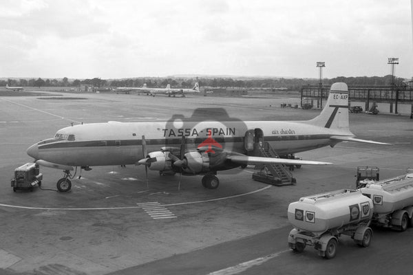 EC-AXP Douglas DC-7C, TASSA, Gatwick 1964