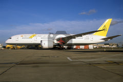 V8-DLA Boeing 787-8, Royal Brunei Airlines, Heathrow 2013