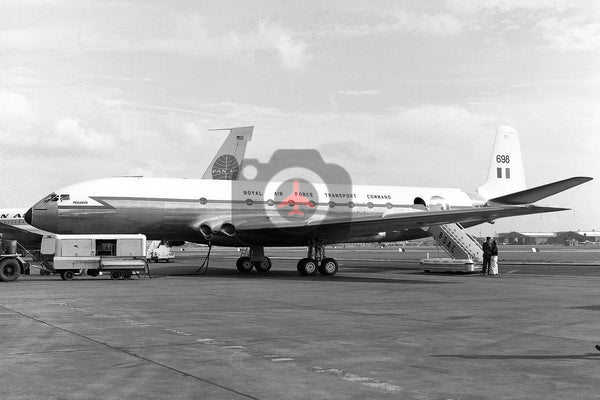 XK698 De Havilland DH106 Comet C.2, RAF, Heathrow